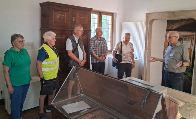 Herr Brathe erklärt die Ausstellungsstücke