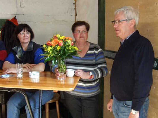 Vor dem Abschied bedankt sich Ludger Besse bei Renate.