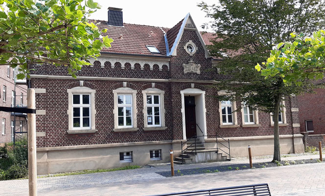 Die Vikarie wird 1898 unter Pfr. August Dirking gebaut, damit ein Vikar nach Olfen kommen kann. Heute dient sie als Wohnraum und wird von der kath. Kirchengemeinde vermietet.