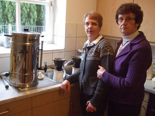 ... und dazu gibt es einen frischen Kaffee aus der Küche von Ruth Besse und Gertrud Schröer.