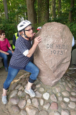 Gerda Rezepka versucht, den dicken Stein zu verschieben