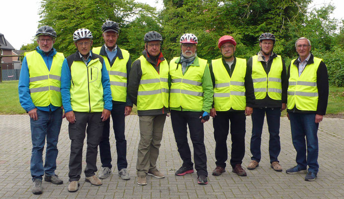 Die Herren in gelben Westen sind, v.l.n.r.: Theo Sander, Norbert Hagelschur, Fr.-Josef Köbbing, Ludger Besse,  Manfred Hahn, Harald Zingler, Willi Pöter und Josef Kaltwasser