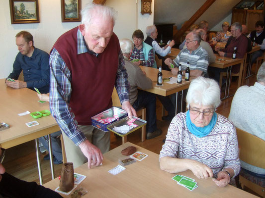 Hermann Röhling organisiert das Spiel. Die Belegung der Tische wird ausgelost.