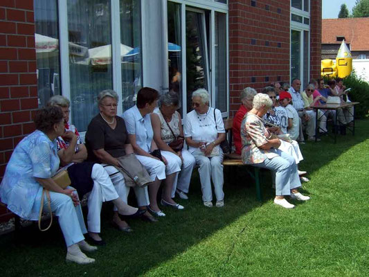 Besucher im Schatten des St. Vitus-Stiftes