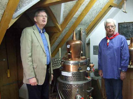 Ludger Besse zeigt ihm die Brenn- und Brauanlage im Backhaus.