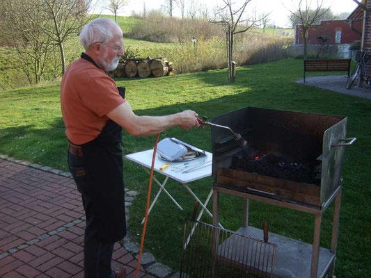 Bevor die Wanderer zurück kommen hat Theo schon den Grill angeheizt.