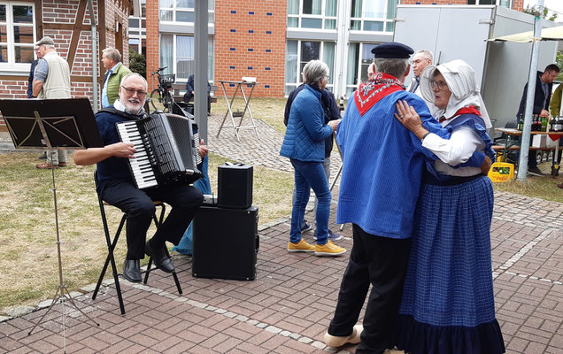 ... tanzen zu der Musik ...