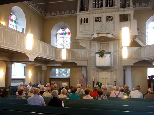 Altar (Anbetung), Kanzel (Verkündigung) und Orgel (Lobpreis) sind über einander angeordnet