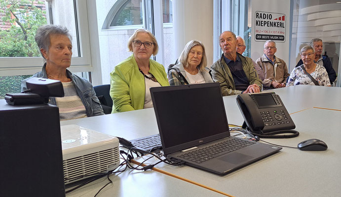 ... erklärt den Gästen die Arbeit des Lokalradios 
