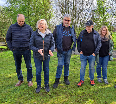 Einige der fünf Nachbarn, die im jährlichen Wechsel die Pflege rund ums Kreuz übernehmen