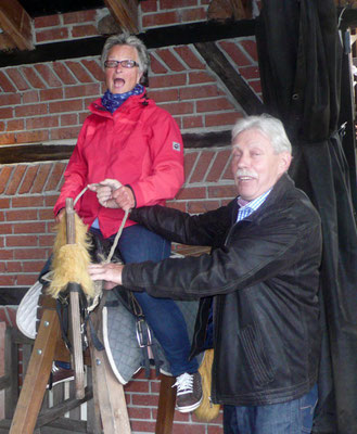 Gerda beim Rodeo-Reiten