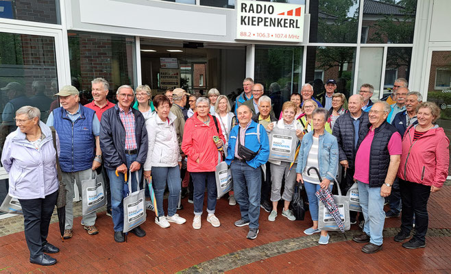 Die Gruppe vor dem Eingang zum Radio Kiepenkerl