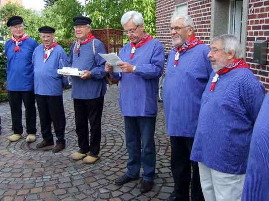 Vorsitzender Ludger Besse trägt ein selbst gedichtetes Gedicht vor ...