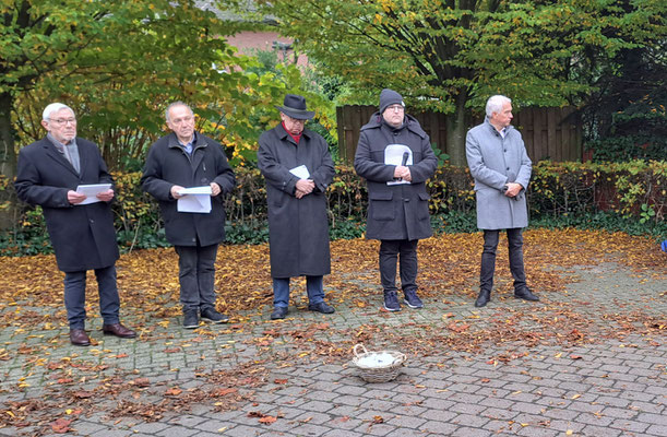 vlnr: Theo Watermeier (Heimatverein Vorstandssprecher), Pfr. Ulrich Franke (kath. Kirche), Pfr. Thorsten Melchert (ev. Kirche), Johannes Leushacke (HV Arbeitskreis Geschichte), Wilhelm Sendermann (Olfens Bürgermeister)