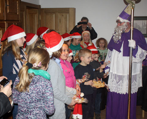Zum Dank erhalten die Kinder vom Nikolaus einen Stutenkerl