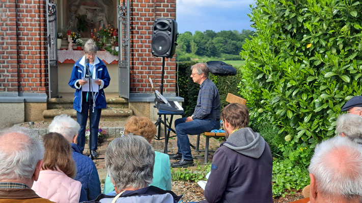 sprachen Gebete (hier Gisela Hagelschur), Thomas Hessel begleitete die Lieder mit seiner Orgel