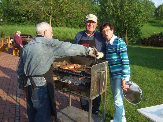 Am Heimathaus war der Grill schon in Betrieb ...