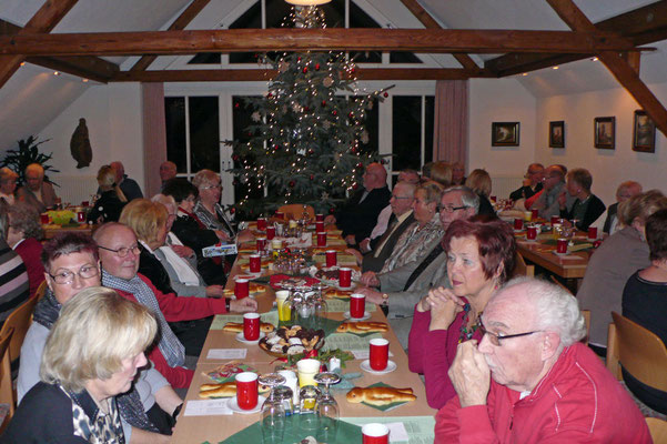 Der festlich geschmückte Saal im Heimathaus - im Hintergrund der Weihnachtsbaum