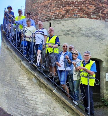 Die Radlergruppe auf der Treppe des Burgturms