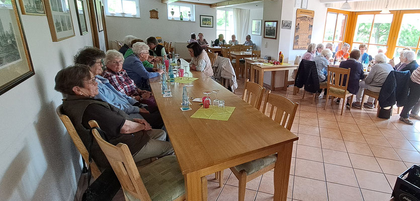 Viele Gäste saßen im Heimathaus ...