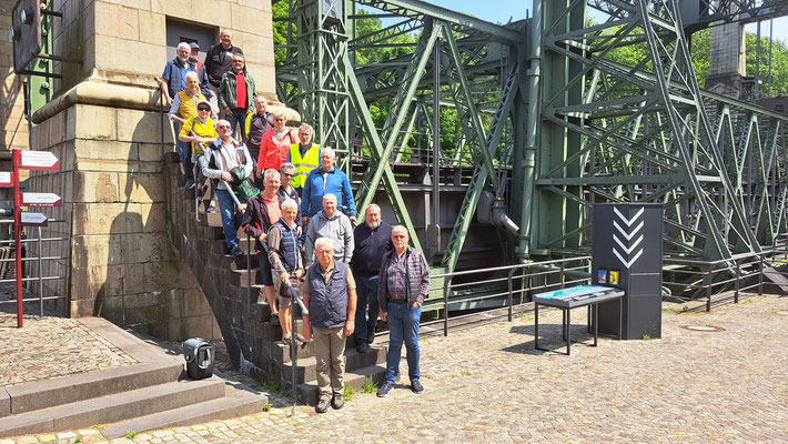 Gruppenbild direkt am Schiffshebewerk