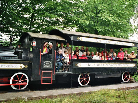 Gruppenfoto in der Lok im Moormuseum in Hochmoor