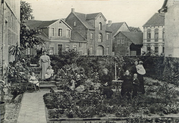 Blick in Lohmanns Garten - im Hintergrund die Häuser am Markt - Lohmann