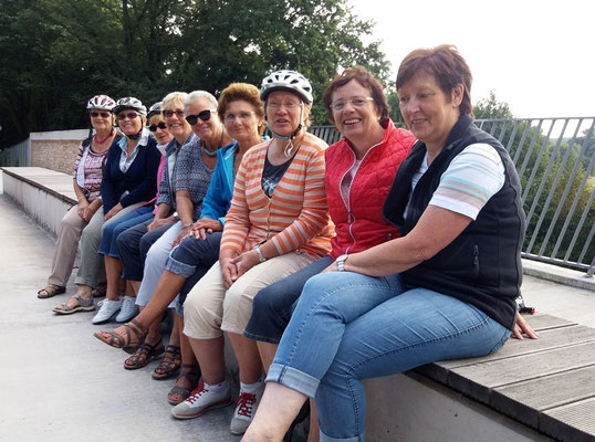 Pause auf der Brücke der stillgelegten Bahntrasse