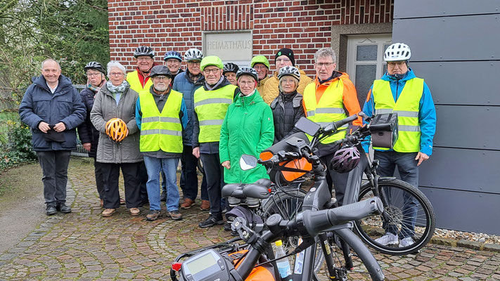 Die Radlergrupe startet bei unbeständigem Wetter unter Führung von Theo Sander ab Heimathaus