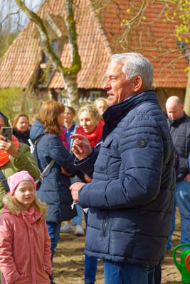 Bürgermeister Wilhelm Sendermann geben wichtige Erklärungen