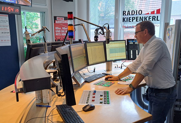 Kramer erklärt den Aufbau eines Sendestudios ...