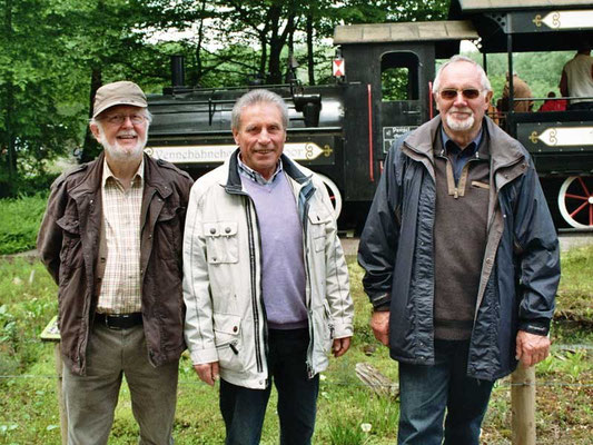 Willi Strotmann, Alfons Wewers und Günther Vemnes vom Heimatverein Gescher führten die Olfener Radler in Gescher und Umgebung