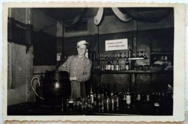 1949 - Rias Bruder Bernhard an dem Tisch mit dem Fass drauf