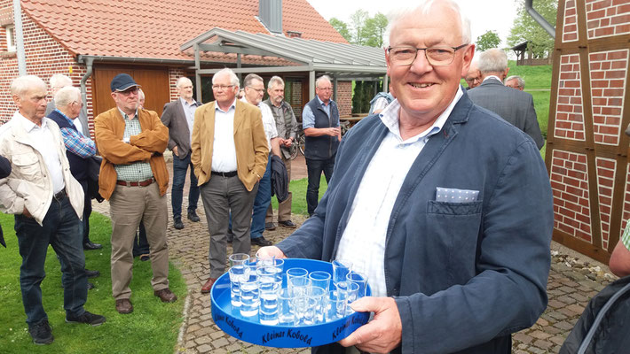 Walter Hattebuer kredenzt den Olfener Edelgeist