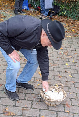 Pfr. Ulrich Franke hatte zum Gedenken weiße Steine mitgebracht, die die Anwesenden mitnehmen konnten