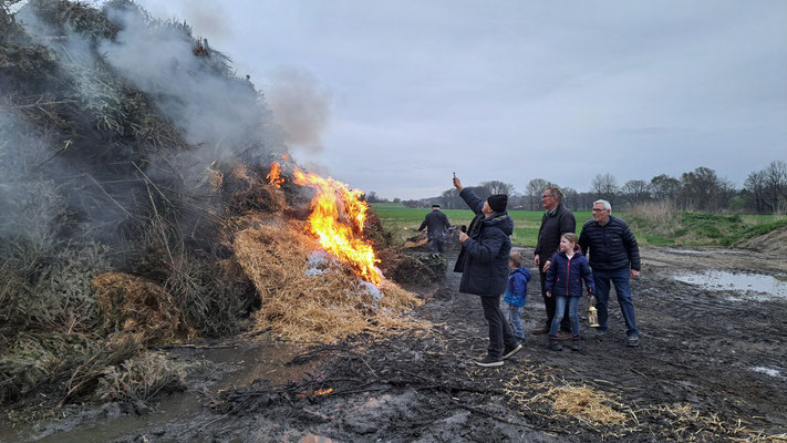 Er segnet das Osterfeuer