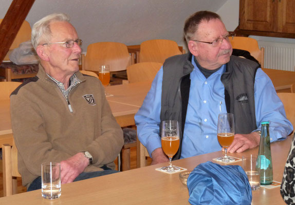Gäste verkosten das von Gerhard Ruhmann mitgebrachte Bier