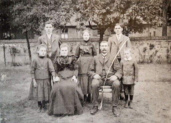 1911 - Familienfoto Familie Schmidt. Im Hintergrund die Baumschule (1860 - 1970)