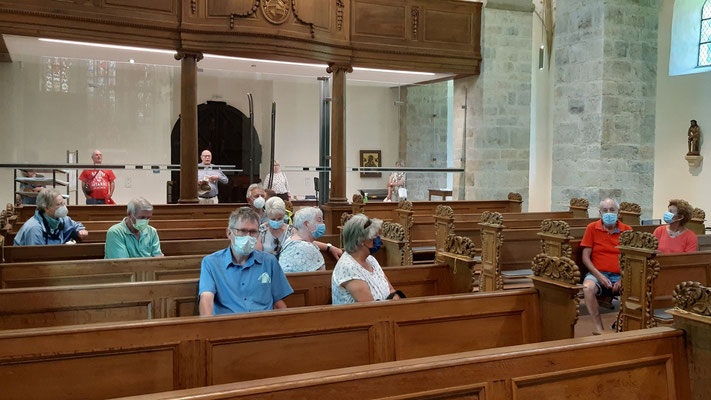 Die Gruppe hört die große Orgel