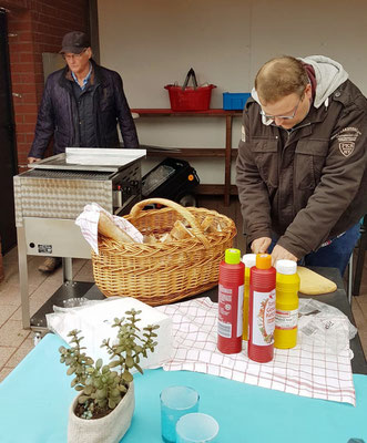 Mitglieder des Heimatvereins haben Leckeres auf dem Grill vorbereitet