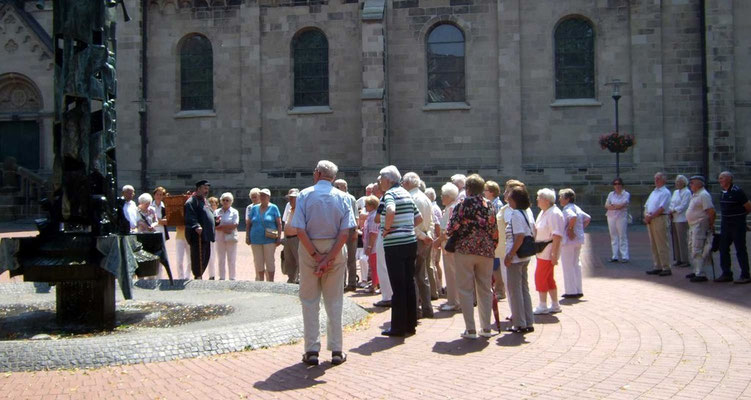 Der Kiepenkerl  Matthias Latus führt die Gruppe durch das Dorf Westerfeld