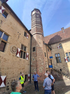 Innenhof mit den Besuchern
