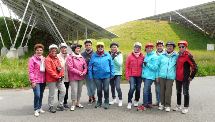 Im Hintergrund die Photovoltaikanlagen