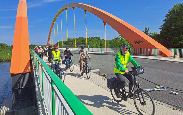 Auf der noch im Bau befindlichen Brücke 