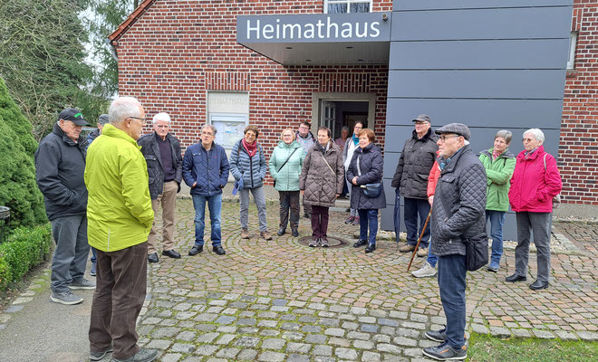 Theo Watermeier begrüßt die Teilnehmer. Norbert Hagelschur erklärt die Wanderroute.