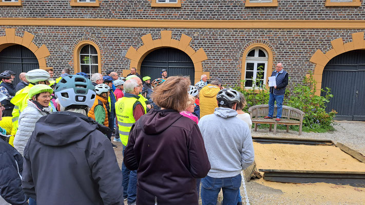 Pfarrer Thorsten Melchert berichtet über die Geschichte vom Schloss Sandfort