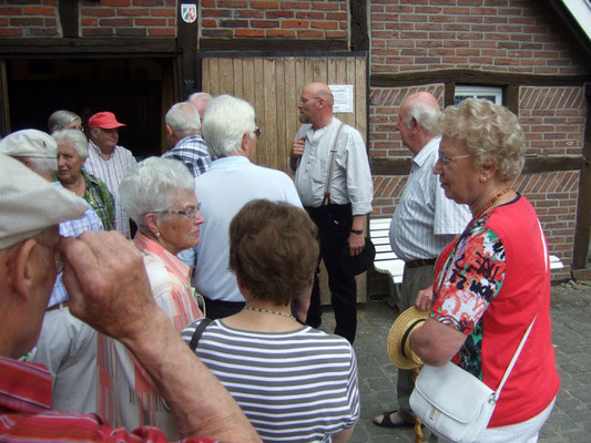 Walter Tenbusch und Josef Benning begrüßen die Besucher vor dem Heimathaus