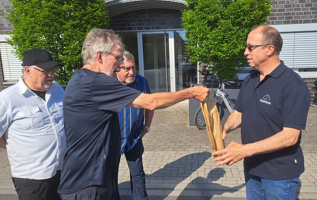 Theo Sander übergibt das Geschenk vom Heimatverein an Leitung Anlagenbau Martin Eiersbrock 
