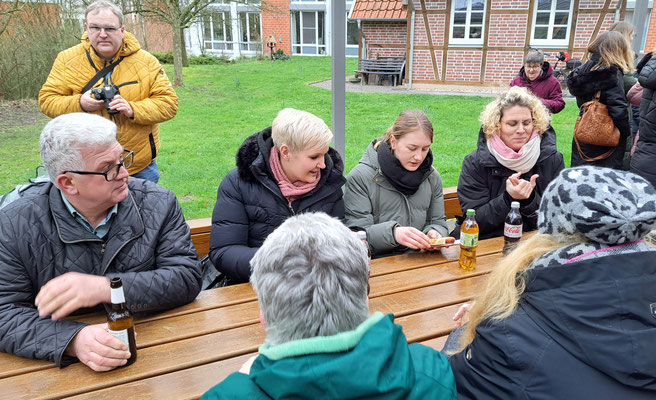 Gemütliche Runde - trotz Regen - unter dem Dach