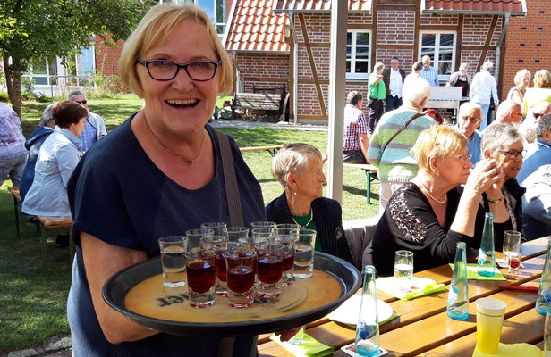 ... und von Ingrid Böddeker an alle Gäste verteilt